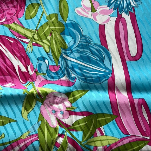 Fansy Silk Scarf Large Floral Square 🌹 - Picture 6 of 11